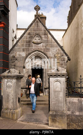 L'Irlande, Co Leitrim, Carrick-on-Shannon, visiteurs à Costello Memorial Chapel, deuxième plus petit du monde Banque D'Images