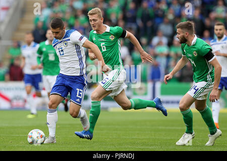 L'Irlande du Nord George Saville (centre) et Stuart Dallas (droite) chasser la Bosnie-Herzégovine la Gojko Cimirot la Ligue des Nations Unies de l'UEFA, Ligue B Groupe Trois match à Windsor Park, Belfast. Banque D'Images