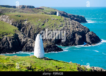 Le Parc National de Pembrokeshire Coast, le Pays de Galles, Royaume-Uni. Balises sur les falaises marquant l'entrée du port de Porthgain Banque D'Images