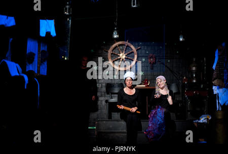 Theatre Company Theatre & Playerwater Toneelgezelschap Wagonnetje "onder het Melkwoud jeu Het' de Dylan Thomas, réalisé par Willi De Wit (Belgiu Banque D'Images