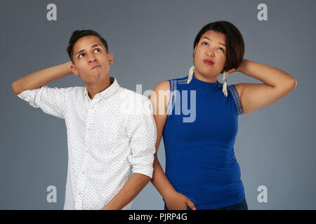 Penser jeune couple portrait isolé sur fond gris studio Banque D'Images