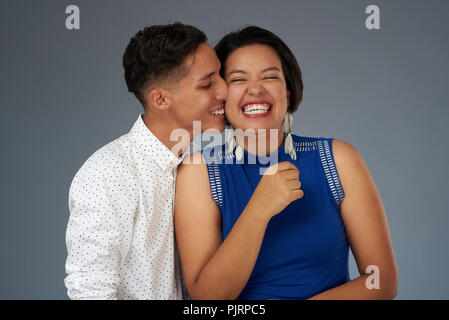 Jeune couple s'embrasser sur fond de studio. Thème des gens heureux Banque D'Images