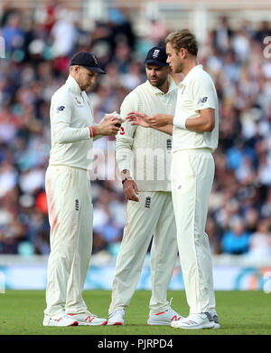L'Angleterre Racine Joe (à gauche), James Anderson (centre) et Stuart large pendant le test match à l'Ovale de Kia, Londres. Banque D'Images