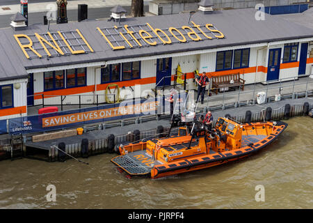 Station de sauvetage de la tour de la RNLI Lifeboat, jetée à Victoria Embankment, London England Royaume-Uni UK Banque D'Images