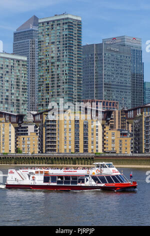 Bateau de croisière sur la Tamise avec Canary Wharf gratte-ciel en arrière-plan, Londres Angleterre Royaume-Uni UK Banque D'Images