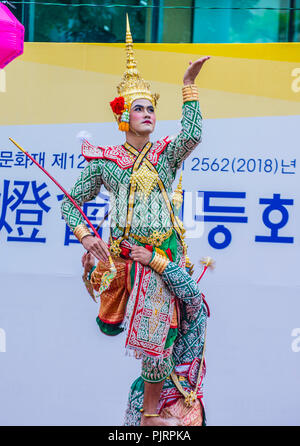 Danseurs traditionnels thaïlandais dans une culture Performance pendant le Lotus Lantern Festival à Séoul, en Corée Banque D'Images