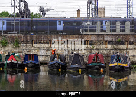 Houseboats sur Regent's Canal à King's Cross, Londres Angleterre Royaume-Uni UK Banque D'Images