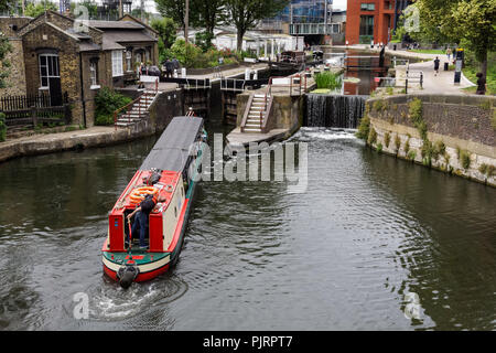 St Pancras serrure sur le Regent's Canal à King's Cross, Londres Angleterre Royaume-Uni UK Banque D'Images