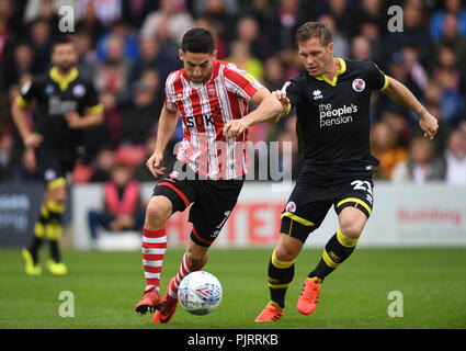 Lincoln City's Tom Pett (à gauche) et de la ville de Crawley Dannie Bulman durant la Ligue Skybet Deux match à Sincil Bank Stadium, Lincoln. Banque D'Images