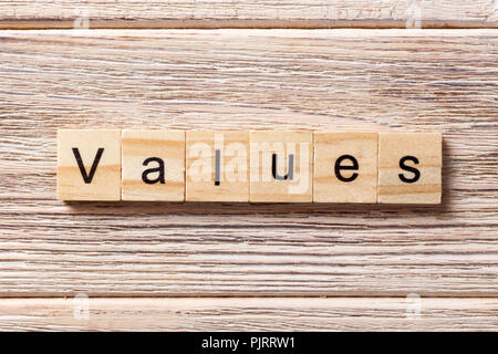 Mot valeurs écrites sur la cale en bois. Les valeurs de texte sur table, concept. Banque D'Images