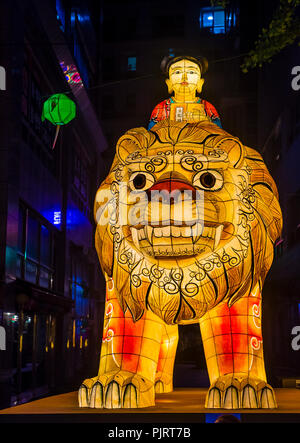 Décoration de lanterne colorée au ruisseau cheonggyecheon pendant le Lotus Lantern Festival à Séoul en Corée Banque D'Images