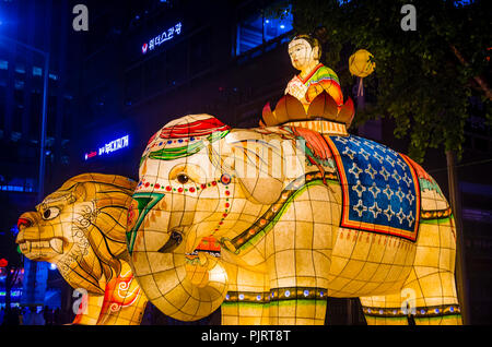 Décoration de lanterne colorée au ruisseau cheonggyecheon pendant le Lotus Lantern Festival à Séoul en Corée Banque D'Images