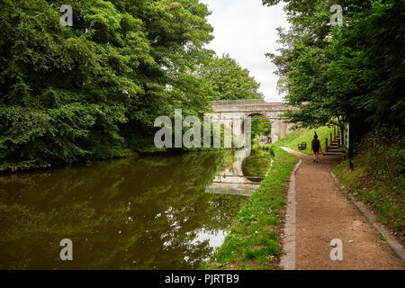 14 Pont à Brewood sur le Shropshire Union canal vue depuis l'espace d'amarrage Banque D'Images