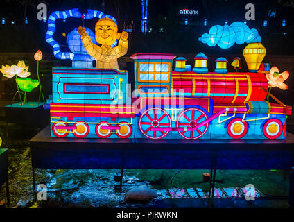 Décoration de lanterne colorée au ruisseau cheonggyecheon pendant le Lotus Lantern Festival à Séoul en Corée Banque D'Images