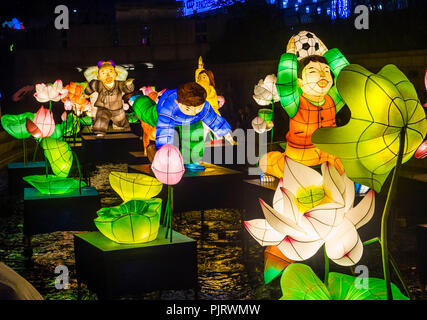 Décoration de lanterne colorée au ruisseau cheonggyecheon pendant le Lotus Lantern Festival à Séoul en Corée Banque D'Images