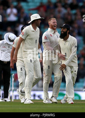 L'Angleterre Ben Stokes célèbre le guichet de l'Inde est capturé par Pant Rishabh Alastair Cook (pas en photo) pendant le test match à l'Ovale de Kia, Londres. Banque D'Images