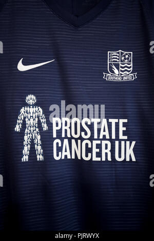 Southend United replica shirts en vente dans la boutique du club montre shirt promoteur Prostate Cancer UK à racines Hall, Southend Banque D'Images