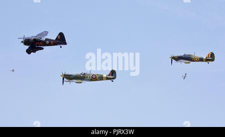 Westland Lysander (V9367) Hawker Sea Hurricane (Z7015) et Supermarine Spitfire (AR501) vol en formation à l'ancien préfet au 1er juillet 2018 Banque D'Images