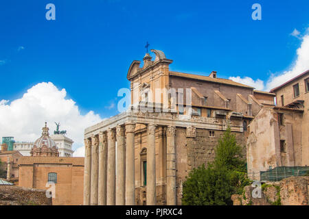 Temple d'Antonin et Faustine, adopté à l'église de San Lorenzo à Miranda, Forum Romanom (Forum romain), Rome, Italie Banque D'Images