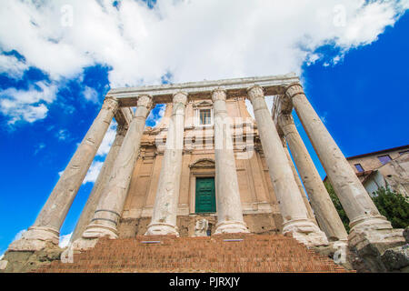 Temple d'Antonin et Faustine, adopté à l'église de San Lorenzo à Miranda, Forum Romanom (Forum romain), Rome, Italie Banque D'Images