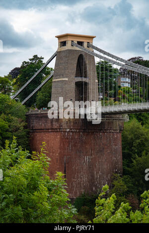 Le Leigh Woods tower à l'extrémité ouest de l'hôtel Clifton Suspension Bridge qui enjambe l'Avon Gorge à Bristol Banque D'Images