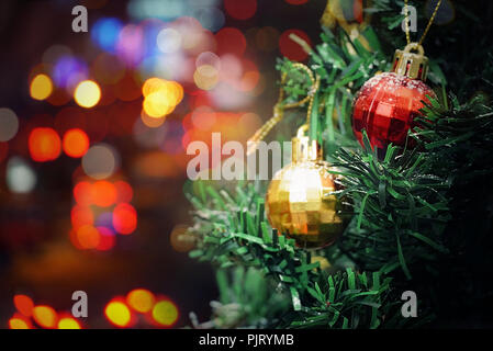 Arbre de Noël sur Lumière de Nuit party background. Banque D'Images