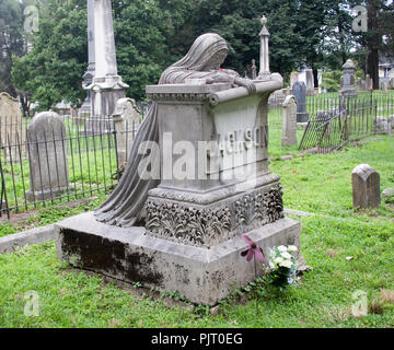 Tombe de femme en pleurs à Parkersburg, en Virginie-occidentale, une statue hantante de deuil et d'amour surveille ce cimetière historique. Banque D'Images