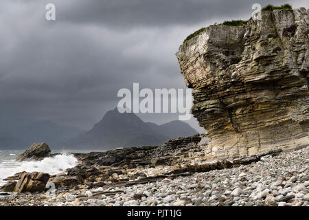 Elgol beach à Port na Cullaidh avec montagnes Cuillin rouges sous les nuages sur le Loch Scavaig Highlands écossais Isle of Skye Scotland UK Banque D'Images