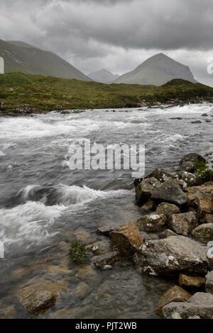 River Sligachan rapids après une tempête avec Marsco sommet de montagnes Cuillin rouges Ile de Skye Highlands Scotland UK Banque D'Images