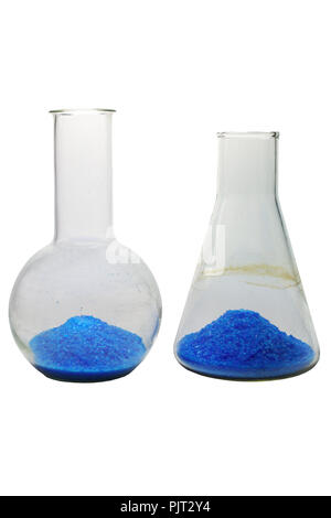 Verrerie de laboratoire pour la titration et d'ébullition, avec le vitriol bleu. isolated on white with clipping path Banque D'Images