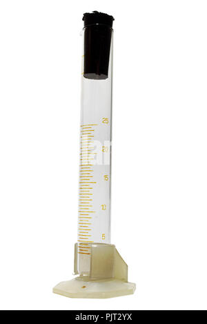 Bécher en verre long (mesure de cylindre gradué), en forme de cône noir avec bouchon conique en caoutchouc, dans le support en plastique. isolé sur fond blanc, avec cl Banque D'Images
