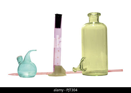 Colorés assortis verrerie de laboratoire - recherche matériel de verre coloré, isolé sur blanc, with clipping path Banque D'Images