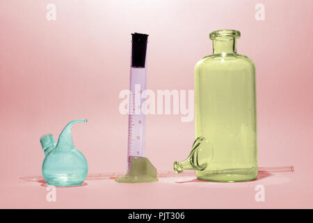 Colorés assortis verrerie de laboratoire - recherche matériel de verre de couleur sur fond rouge, with clipping path Banque D'Images