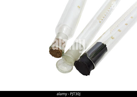 Les tubes de mesure de laboratoire le cou, fermé par bouchon conique en caoutchouc noir, en bois (comme le liège), la masse de verre bouchon. isolé sur fond blanc avec clipping p Banque D'Images