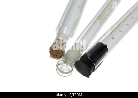 Béchers tube de laboratoire, différents type de la tops : avec bec (fermé par bouchon en caoutchouc noir) et du cou (avec du liège, bouchon rodé de verre Banque D'Images