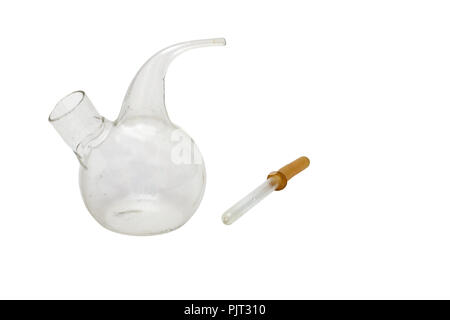 Compte-gouttes en verre brun chimiques avec tube en caoutchouc et de l'autoclave de laboratoire. isolated on white, with clipping path Banque D'Images