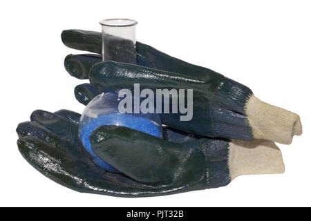 Flacon de laboratoire de sulfate cuivrique dans Gants de travail. isolated on white, with clipping path Banque D'Images