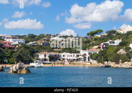 Beau village de Port Rafael de la mer, Sardaigne, Italie. Banque D'Images