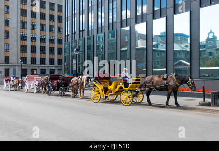 Hansom Cab, calèches, attendent les touristes dans la vieille ville, Montréal Banque D'Images