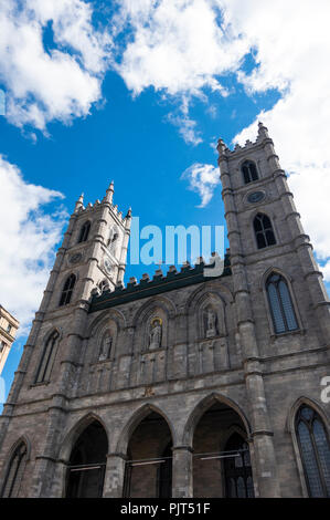 Les deux tours de la Basilique Notre-Dame à Montréal, QC, Canada Banque D'Images