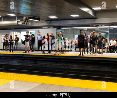 Personnes en attente d'un train à la station de métro Berri-Uqam à Montréal, Québec, Canada Banque D'Images