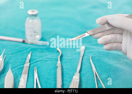 Close up hand holding surgical instruments dans la salle d'opération. Banque D'Images