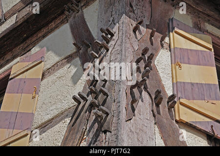 Coin à façade de bâtiment historique avec treenails dans les poutres de charpente en bois Banque D'Images