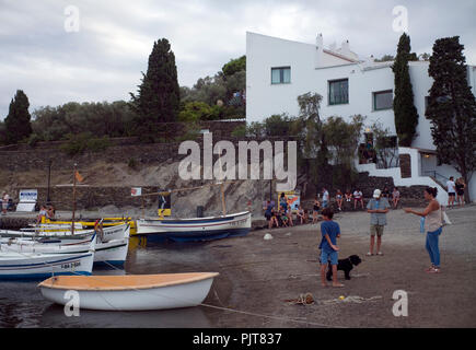 Les touristes visitent le Salvador Dali Portlligat Museum-House à Port Lligat, Catalogne, Espagne, le 6 septembre 2018. Banque D'Images