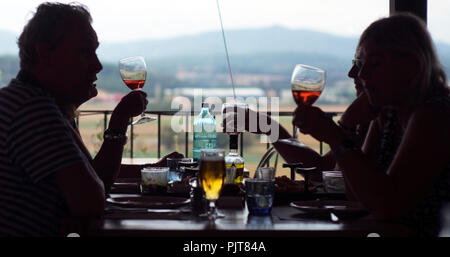 Les touristes manger le déjeuner dans un restaurant avec vue sur la campagne près de Gérone, en Espagne le 6 septembre 2018. Banque D'Images