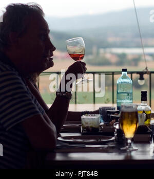 Les touristes manger le déjeuner dans un restaurant avec vue sur la campagne près de Gérone, en Espagne le 6 septembre 2018. Banque D'Images