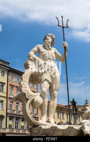 Voir à statue de Neptune dans la fontaine sur la piazza della Borsa à Trieste, Italie Banque D'Images