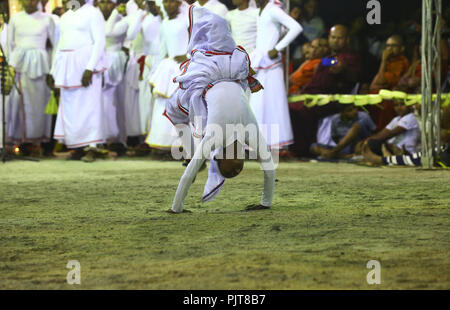 Nawagamuwa, Sri Lanka. Le 9 septembre 2018. Un danseur traditionnel sri-lankais effectue pendant le rituel traditionnel 'Gammaduwa Nawagamuwa' cérémonie à certains, à 23 km de Colombo, le Samedi, Septembre 08, 2018. Credit : PACIFIC PRESS/Alamy Live News Banque D'Images