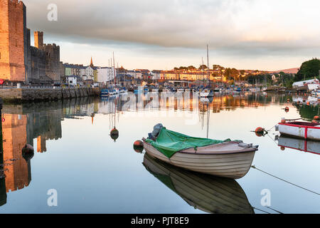 Bateaux à Caernarfon sur la côte nord du Pays de Galles Banque D'Images