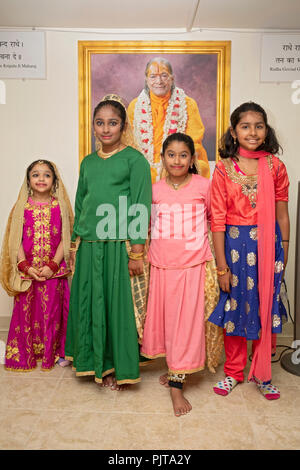 Les enfants de tous âges en costumes indiens traditionnels posent pour une photo sur Janamashthmi avant leur exécution à une maison de block party. Dans le Queens (New York). Banque D'Images